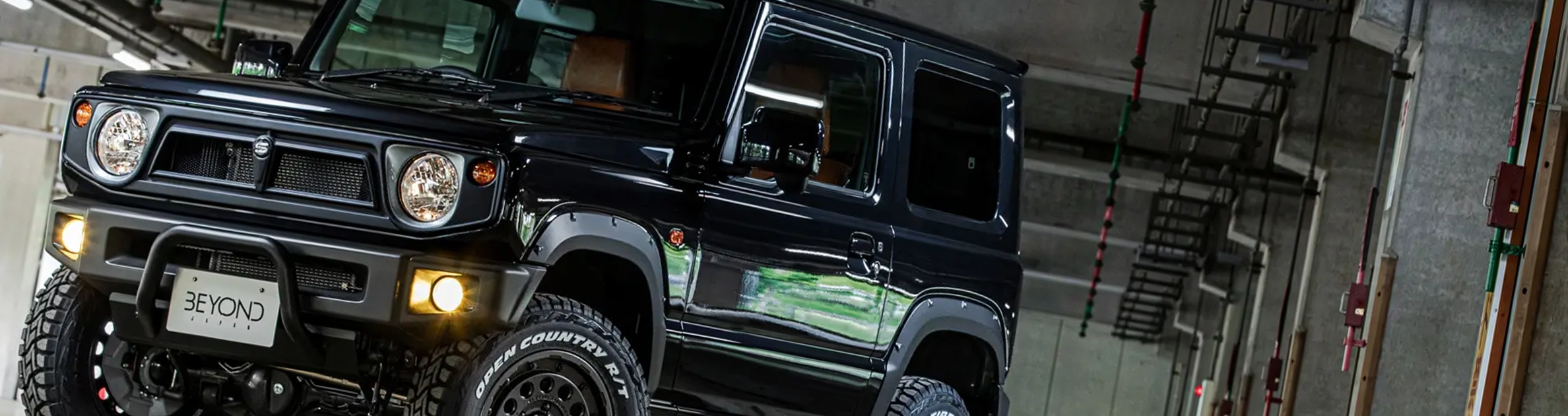 CODE 05 |国産旧車とオフロードスタイルのジムニーカスタムパーツ：フェイスグリルTr27とLegitフロントバンパーとRevelオープンフューエルリッド