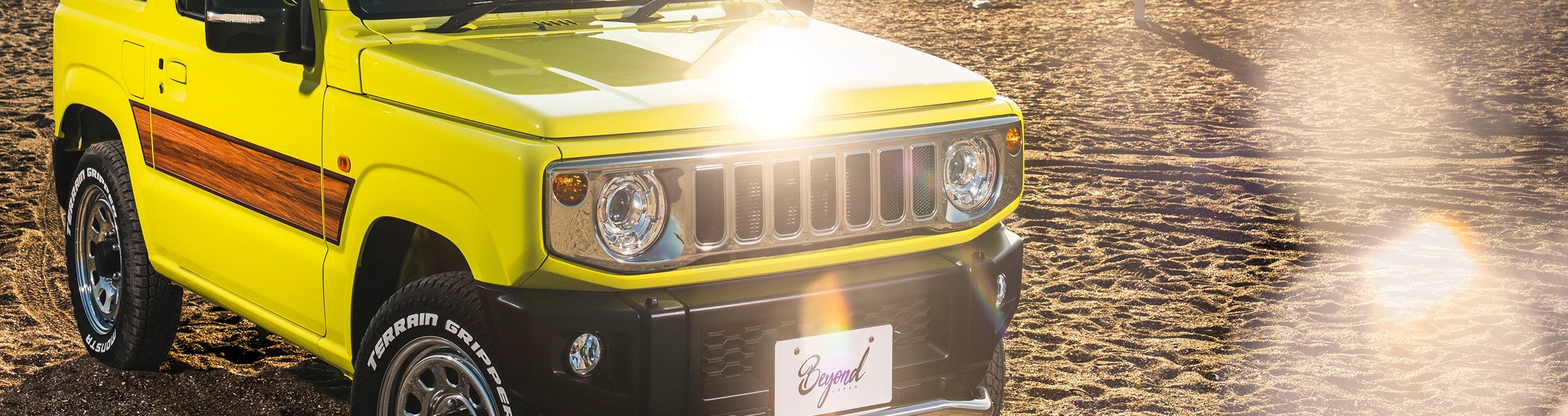 CODE 16 | 華やかなボディ色に、煌びやかなアイテムを：強烈な存在感を放つキネティックイエローに、素材の持ち味を最大限に生かした質感とインパクトが際立つ。