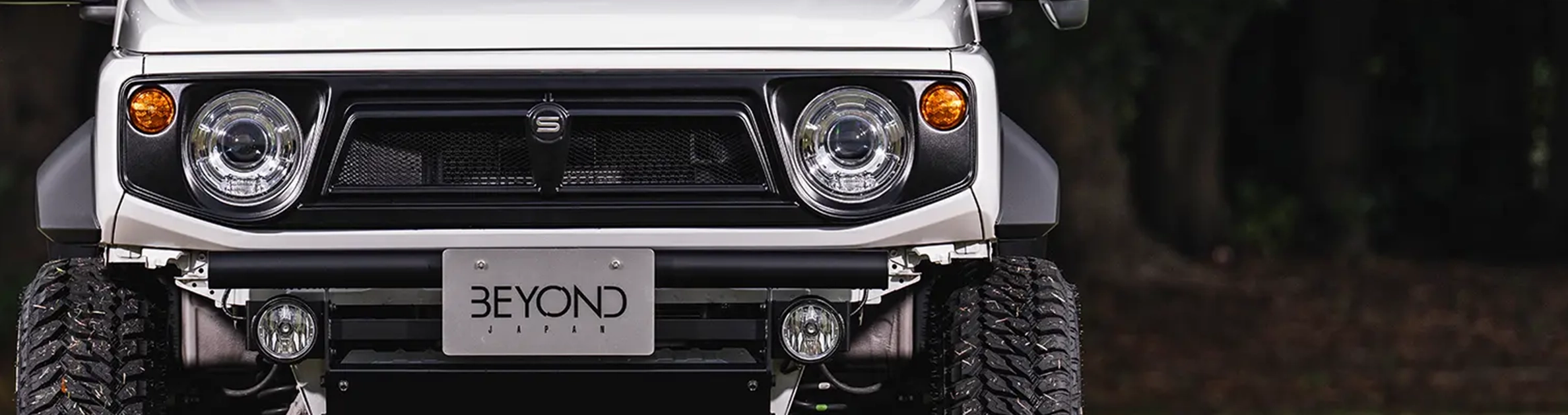 CODE 19 | 純正の素地パーツに馴染む、魅惑のブラックコーデ：シエラは純正フェンダー＆サイドステップが素地のブラックだから、トータルバランスの良さは格別だ。