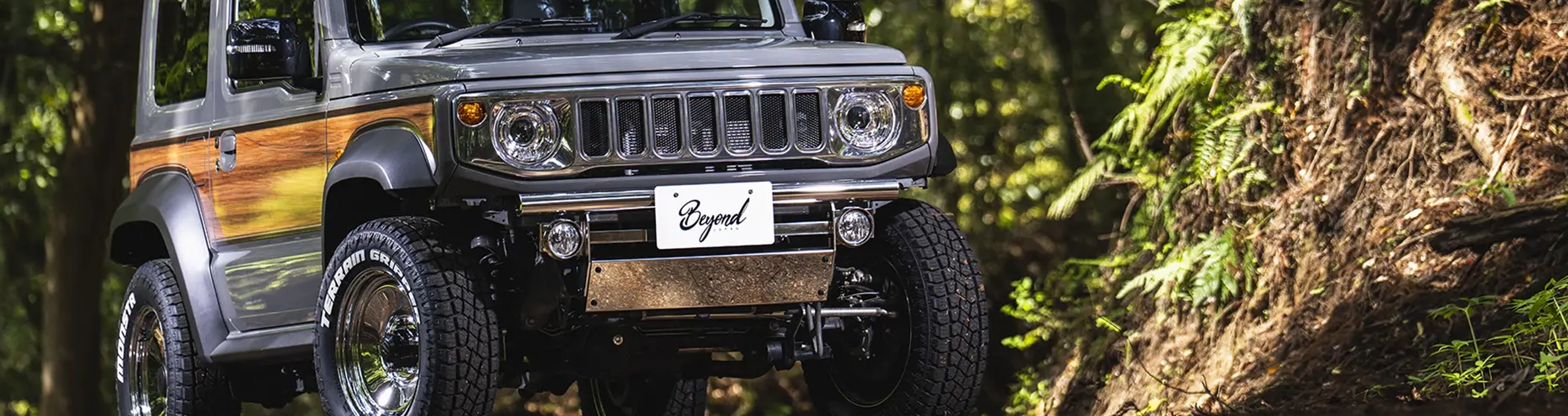 CODE 23｜渋さに光を添える煌めき系バンパースタイル：ミディアムグレーの落ち着きを、上質な輝きで格上げ。ビヨンドジャパンの厳選パーツが、洗練とオフロード感を両立する新しい選択肢に。